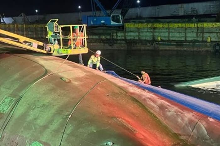 転覆船内に閉じ込められた船員の救出作業を行うＰＣＧ隊員