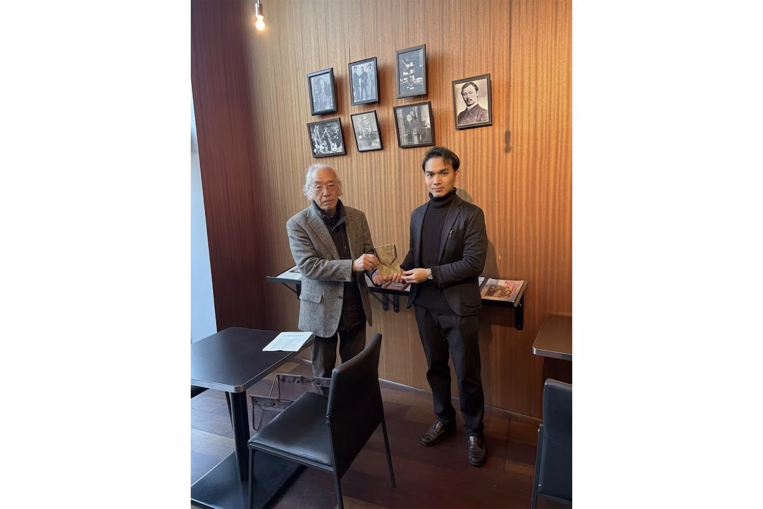 『鳳梨の織糸』英語版を贈呈する作者の川上佳風氏(右)と倉本幸弘氏、「森鴎外記念会通信」編集責任者)(左)