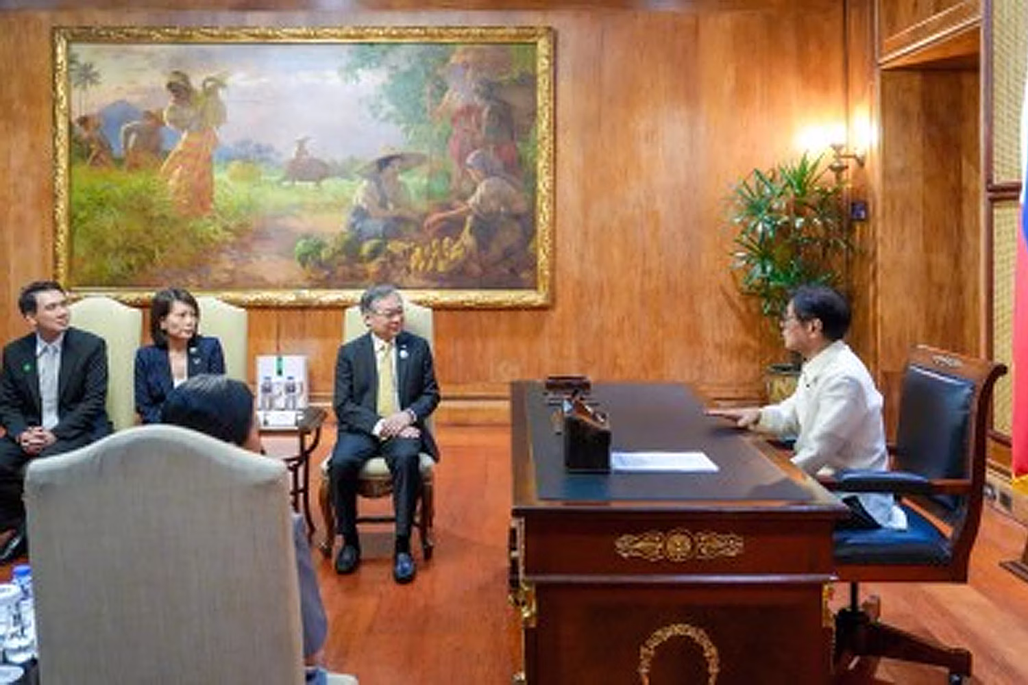 シンガポールのガン・キムヨン副首相と会談するマルコス大統領