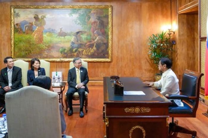 シンガポールのガン・キムヨン副首相と会談するマルコス大統領