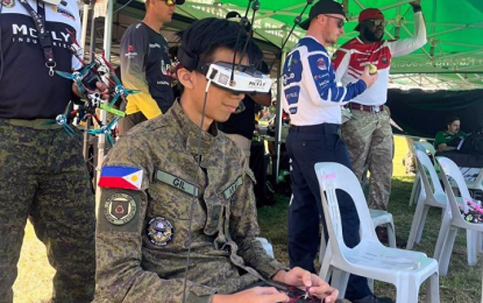 ドローンを操縦するギルさん