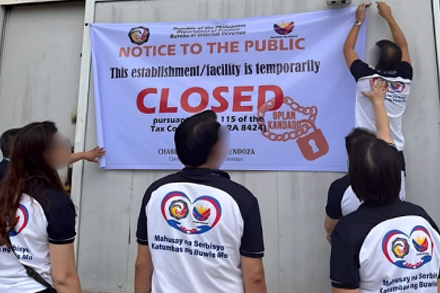 業務停止命令を執行するＢＩＲ職員ら