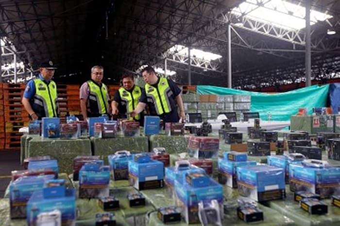 ２０２５年７月31日にマニラ国際コンテナ港で摘発された総額４０５０万ペソ相当の電子たばこ製品など