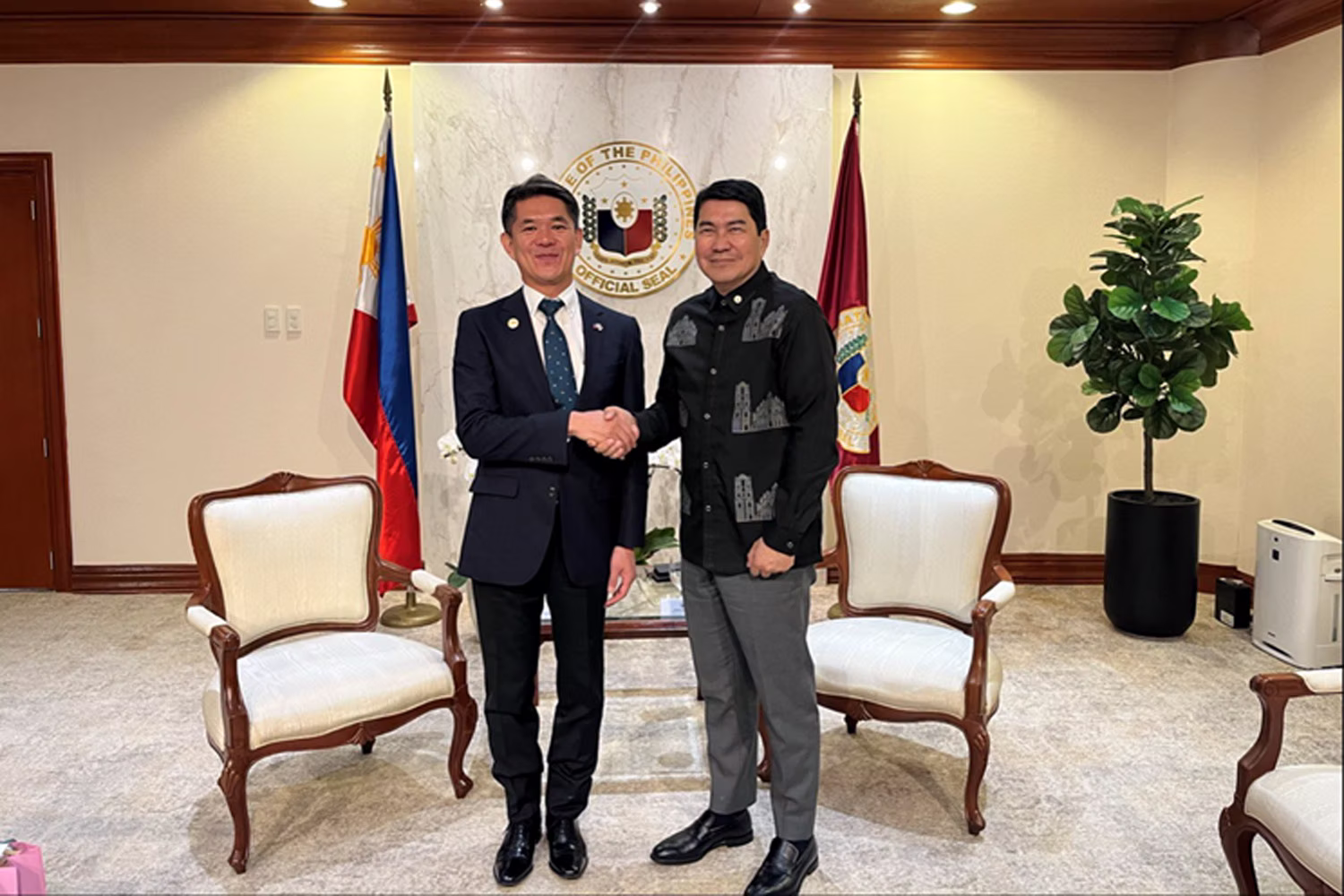 トゥルフォ上院議員（右）と遠藤大使