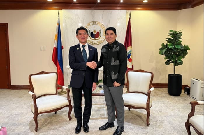 トゥルフォ上院議員（右）と遠藤大使