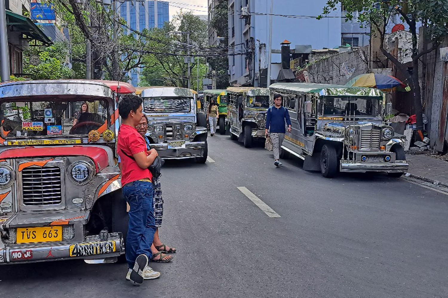 路上で停車する多数のジプニー