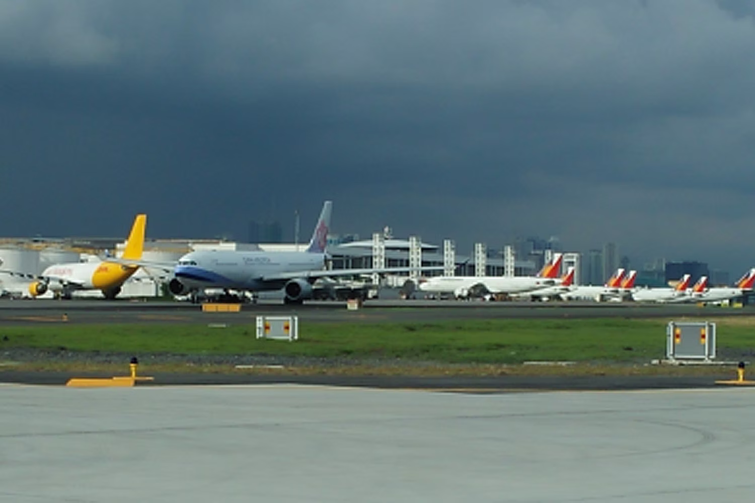 ニノイ・アキノ国際空港に駐機する航空機