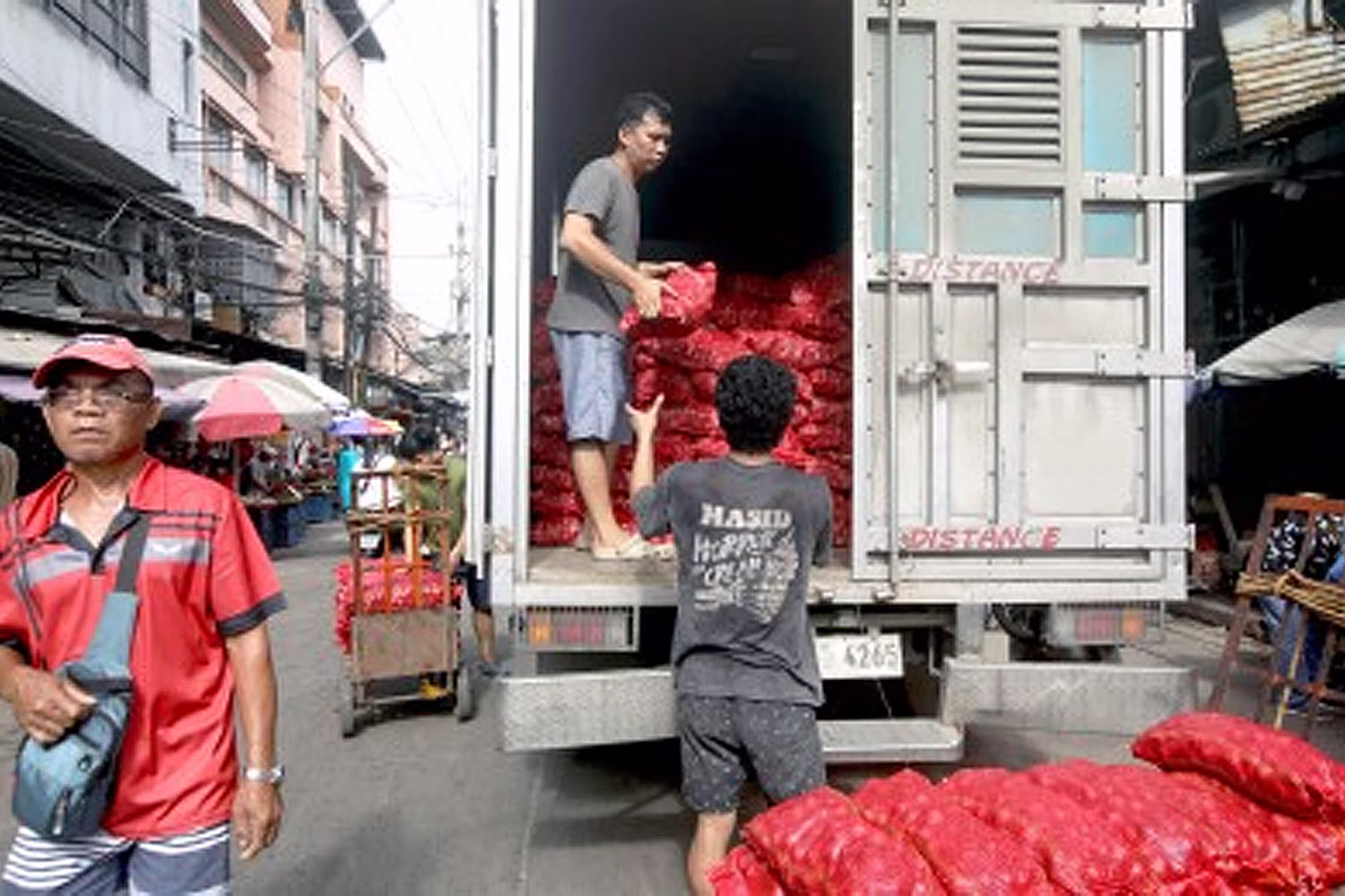農産物を運ぶトラック（資料写真）