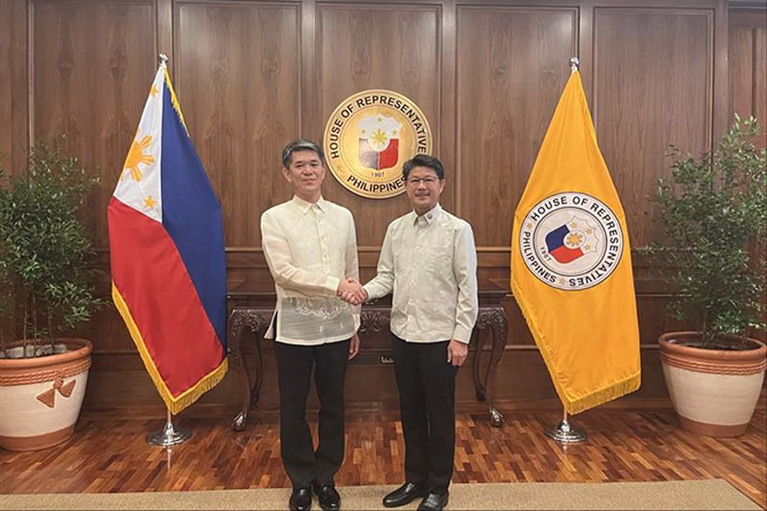 ディー下院議長（右）と遠藤大使