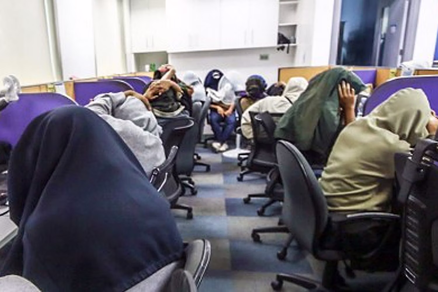 ２０２５年７月15日、パシッグ市で摘発されたオンライン融資アプリ運営会社の従業員ら