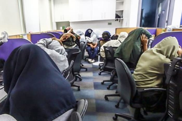 ２０２５年７月15日、パシッグ市で摘発されたオンライン融資アプリ運営会社の従業員ら