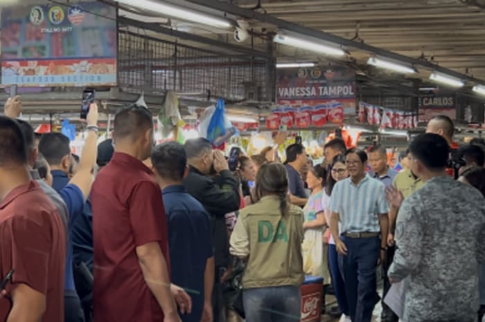 サンフアン市のアゴラ市場を視察するマルコス大統領