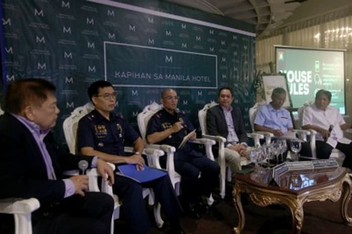 ＰＮＰのトゥアノ広報官（左から３人目）