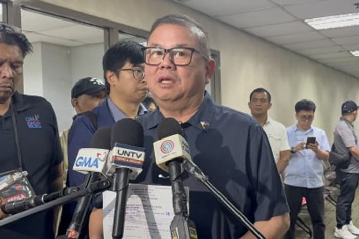 元国会議員のサルディ・コー氏、弁護士のレビト・バリゴッド氏、元海兵隊員18人を相手取ってマカティ市検察庁にサイバー名誉毀損の告訴状を提出したラウレル農務相