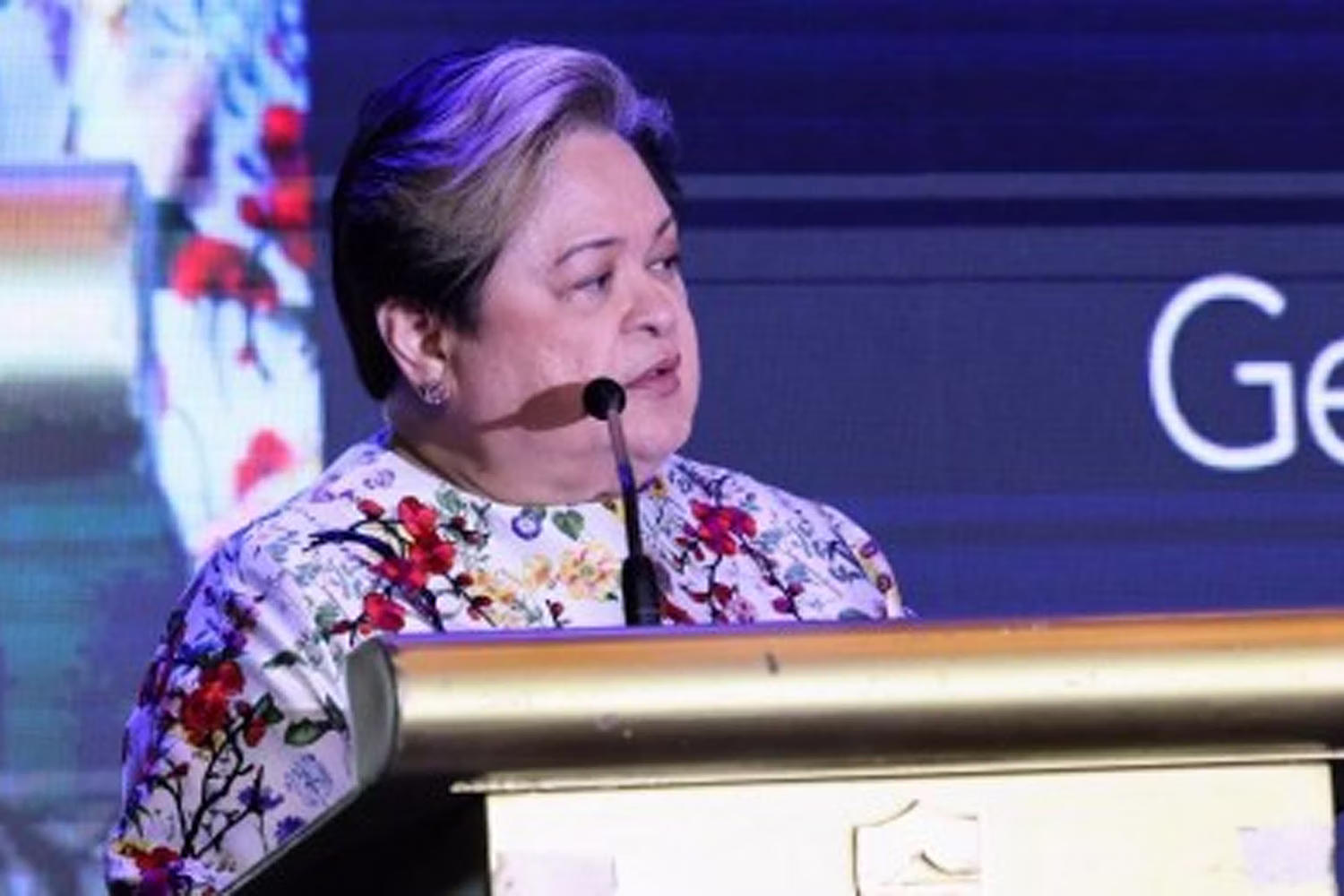 テレサ・ラザロ大臣