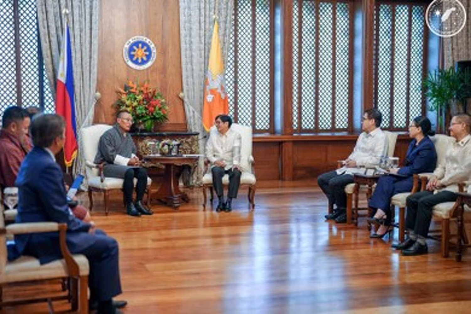 ブータン王国のツェリン・トブゲ首相と会談するマルコス大統領