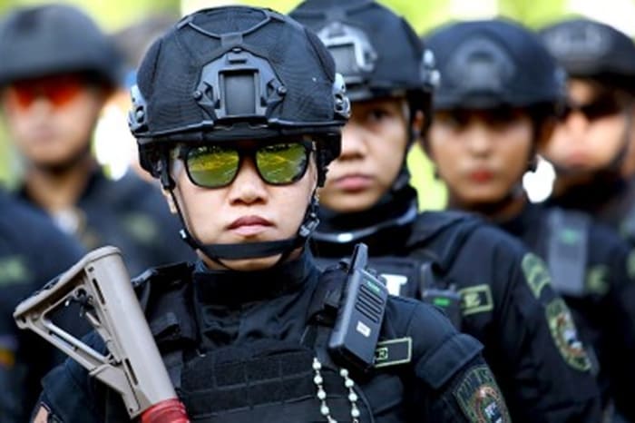 戦術訓練に参加する女性警察官