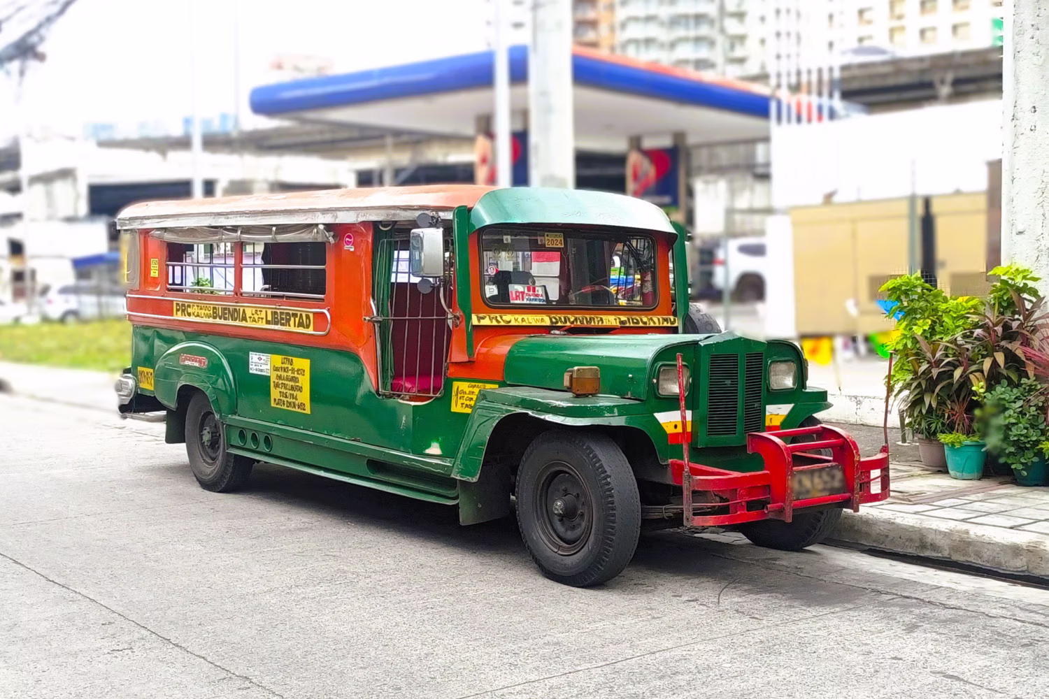 路上で停車するジプニー