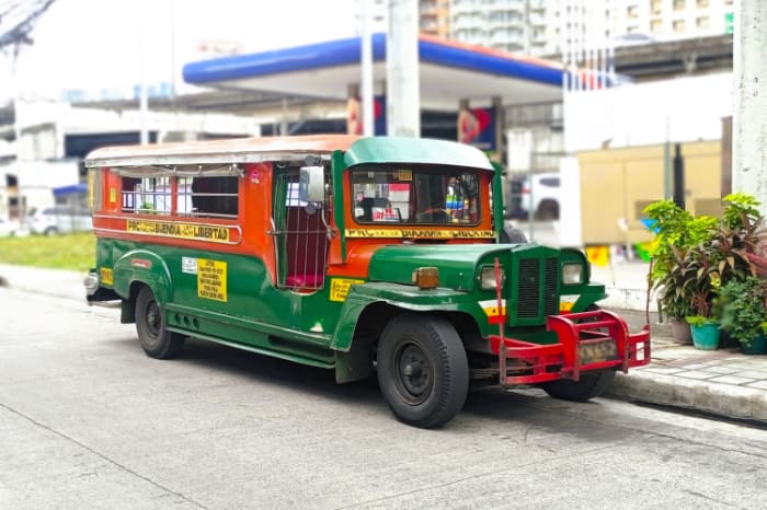 路上で停車するジプニー
