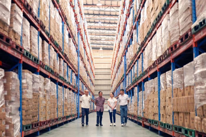 センチュリーパシフィック・フードの配送センターを視察する大統領ら