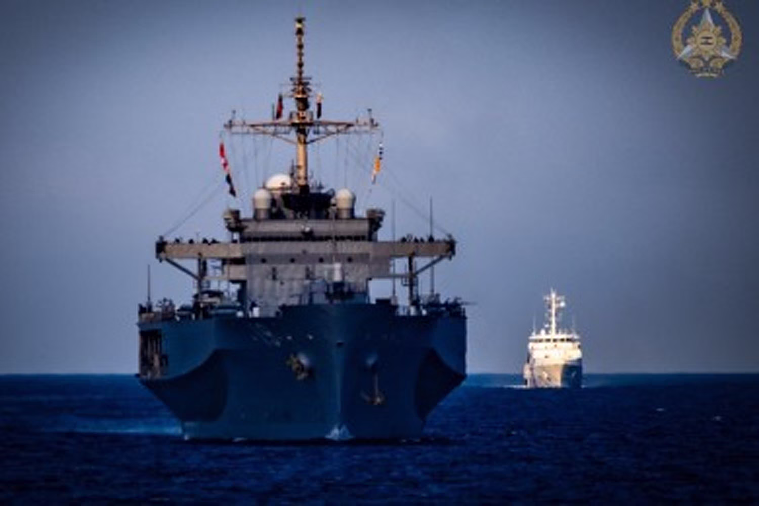 ＵＳＳブルーリッジ（ＬＣＣ－１９）（手前）とＢＲＰガブリエラ・シラン（ＯＰＶ－８３０１）