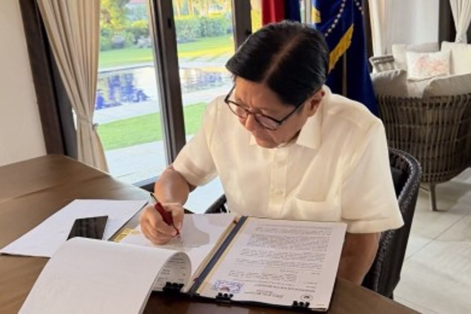 国家エネルギー非常事態を宣言する大統領令第１１０号に署名するマルコス大統領