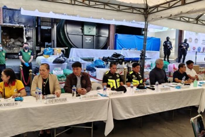 押収した違法薬物の焼却処分を発表する内務自治相ら