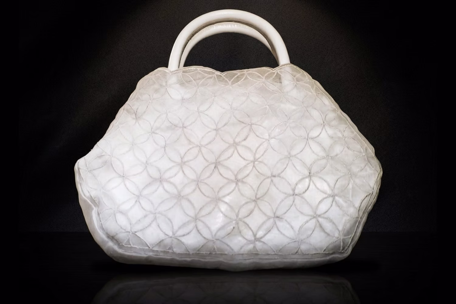 西ネグロス州産シルクを用いて地元職人が制作した七宝模様のシルクバッグ(非売品)