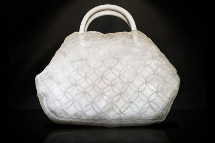 西ネグロス州産シルクを用いて地元職人が制作した七宝模様のシルクバッグ(非売品)