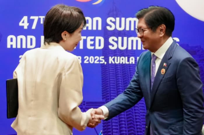 ２０２５年のＡＳＥＡＮクアラルンプールサミットで握手するマルコス大統領と高市首相