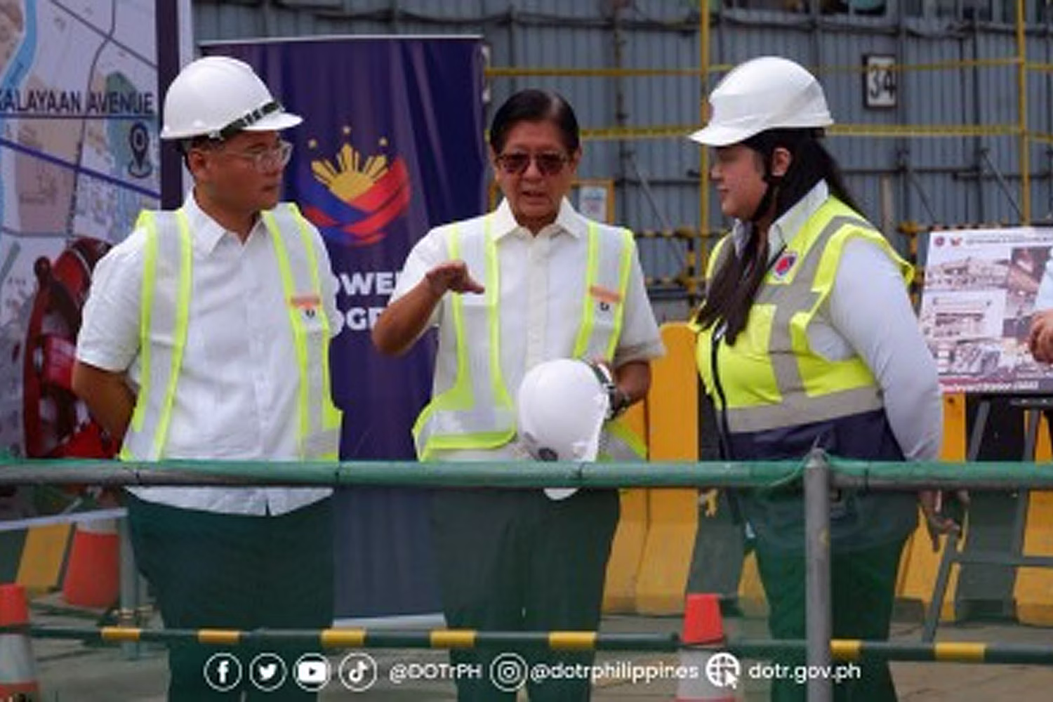 マニラ首都圏地下鉄の工事現場を視察するマルコス大統領