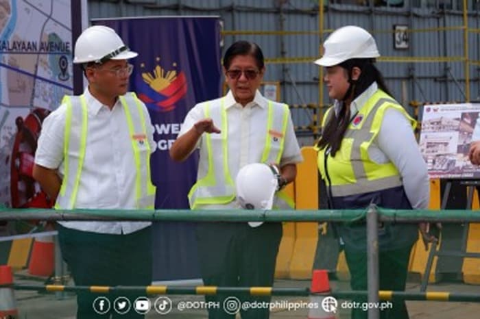 マニラ首都圏地下鉄の工事現場を視察するマルコス大統領