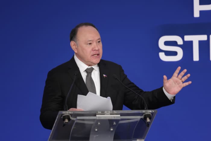 パリ防衛・戦略フォーラムで演説するテオドロ国防相