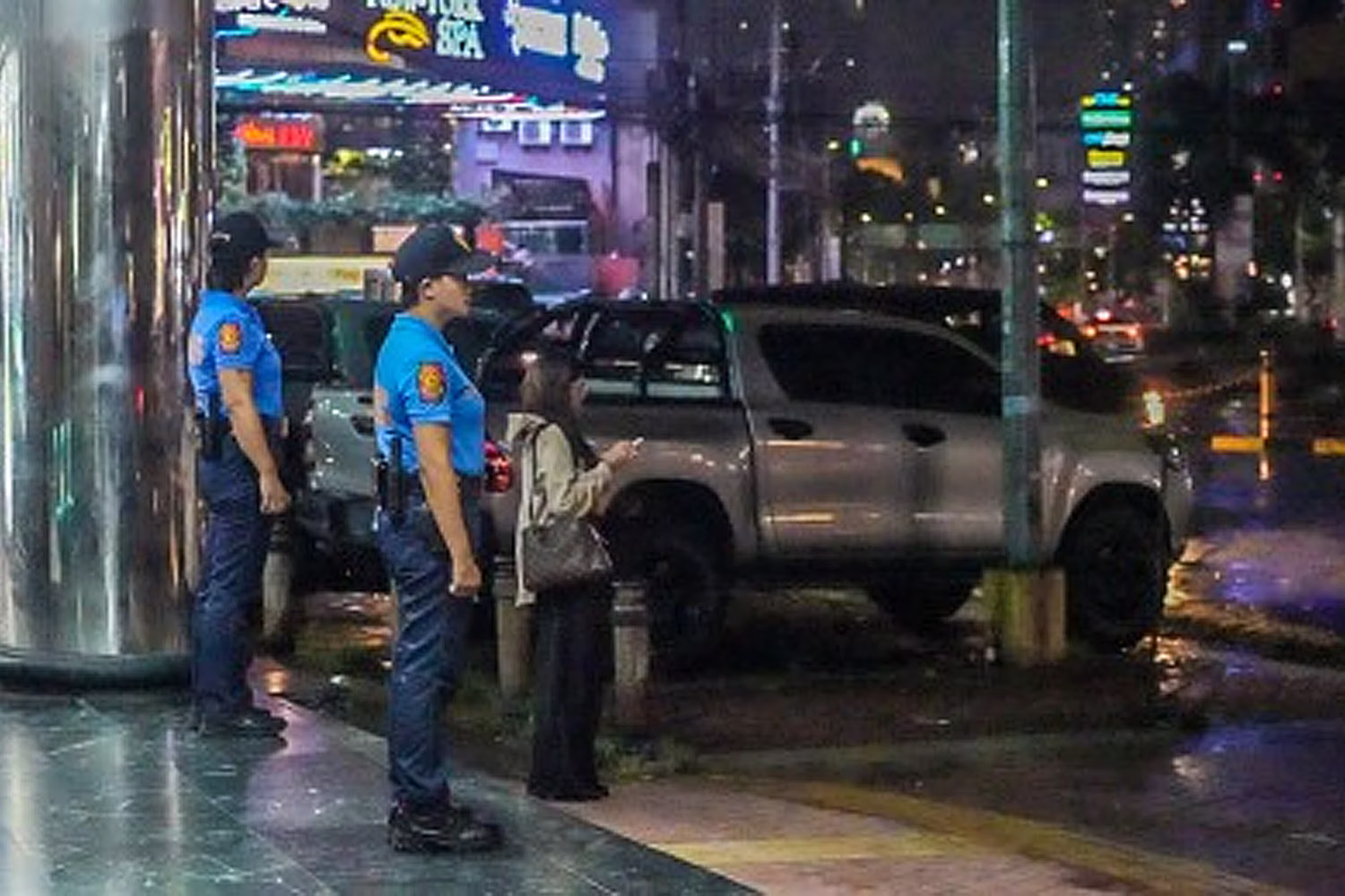 幹線道路を警備する警官