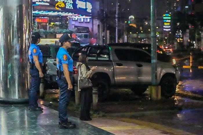 幹線道路を警備する警官