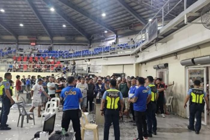 24日、マニラ市トンド地区のビタス・コロシアム内で違法なオンライン闘鶏を警察が摘発し、合計172人が逮捕された