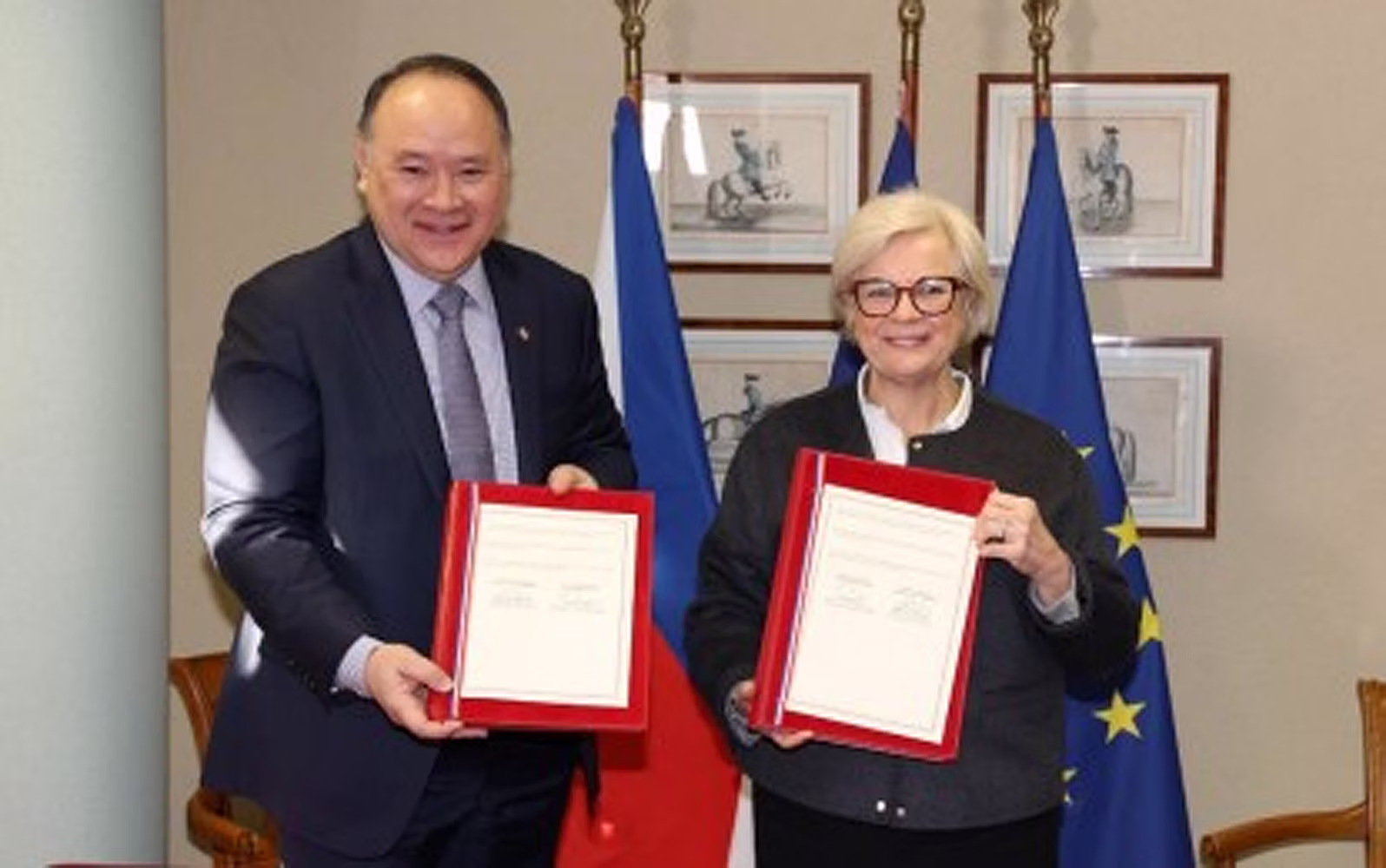 訪問軍地位協定に署名したテオドロ大臣とフランスのカトリーヌ・ボートラン国防相=国営PNA通信 訪問軍地位協定に署名したテオドロ大臣とフランスのカトリーヌ・ボートラン国防相