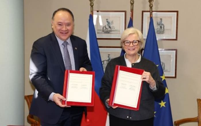 訪問軍地位協定に署名したテオドロ大臣とフランスのカトリーヌ・ボートラン国防相