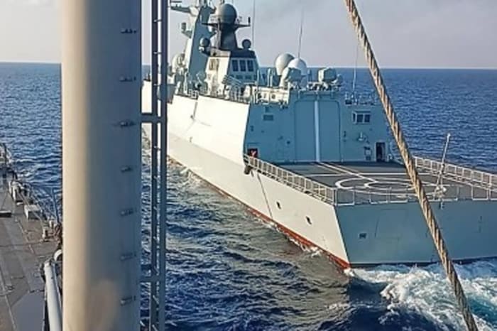 比艦に背金する中国人民解放軍のミサイルフリゲート艦(国軍西部方面軍提供)