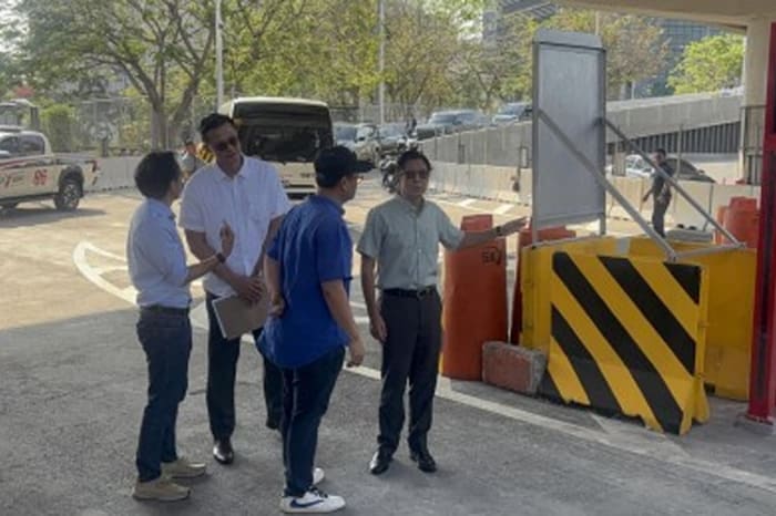 ＮＡＩＡＸ新出口を視察するマルコス大統領