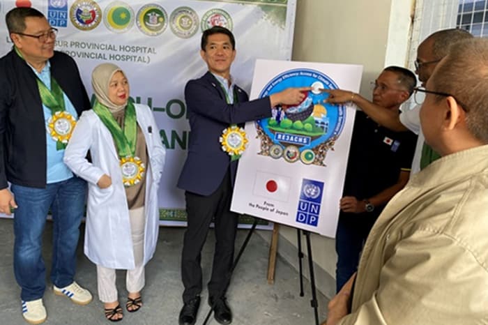 南ラナオ州向上プロジェクトによる太陽光発電システムの起動式典に出席した遠藤大使