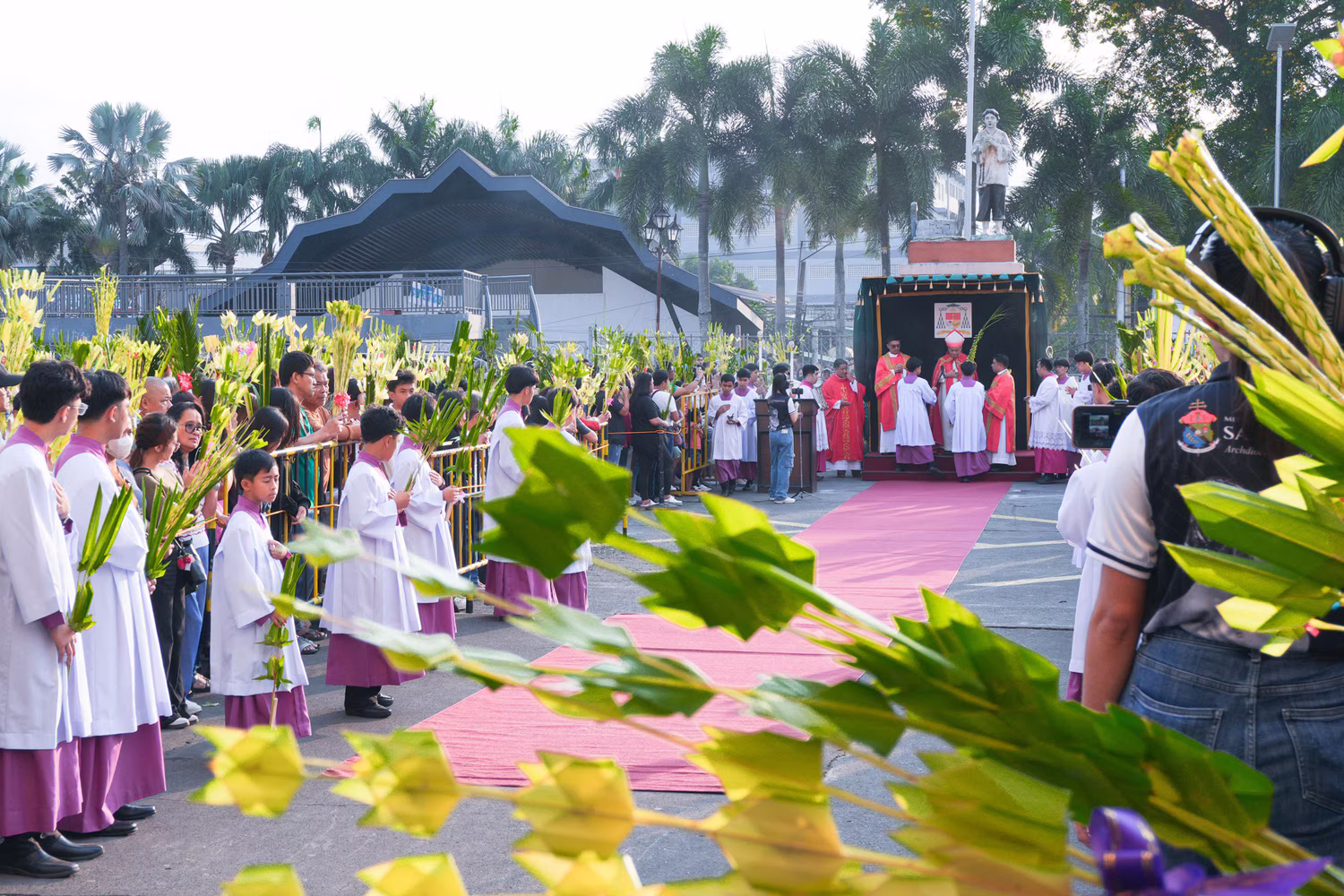 枝の主日のミサが行われたバタンガス州リパ市のサンセバスチャン・メトロポリタン大聖堂