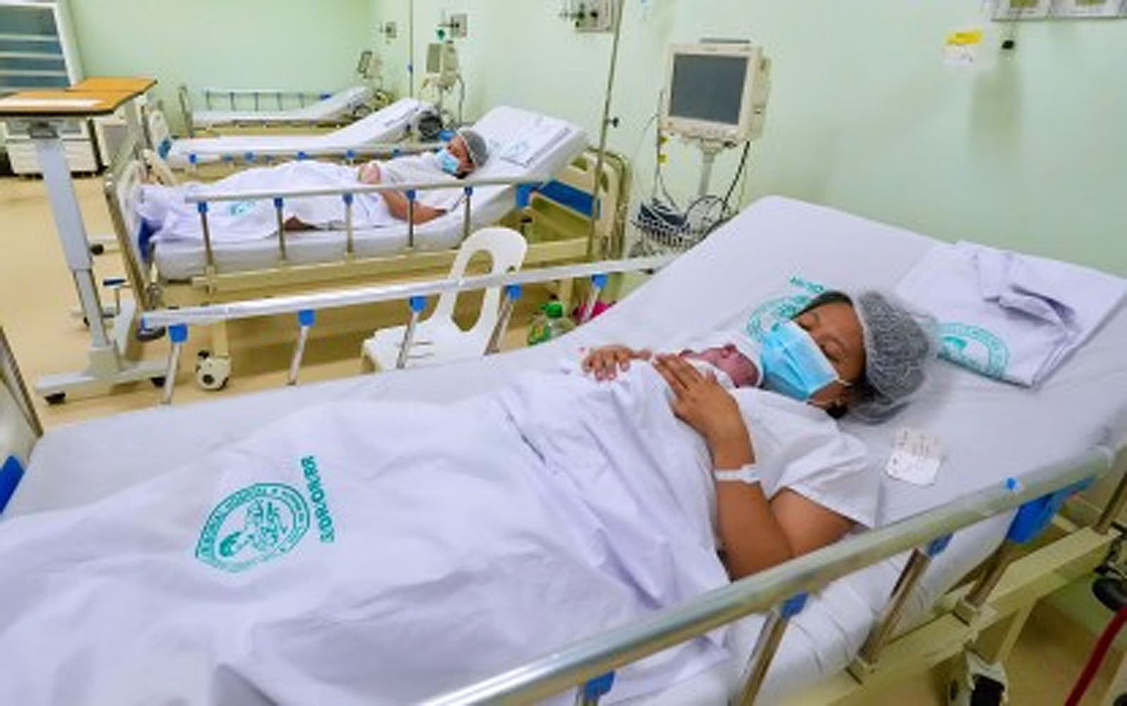 マニラ市サンタクルスにあるホセ・ファベラ記念病院で出産直後の女性（資料写真）