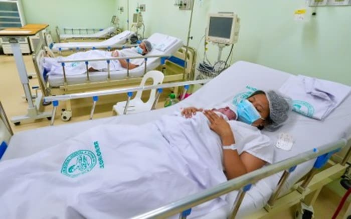 マニラ市サンタクルスにあるホセ・ファベラ記念病院で出産直後の女性(資料写真)