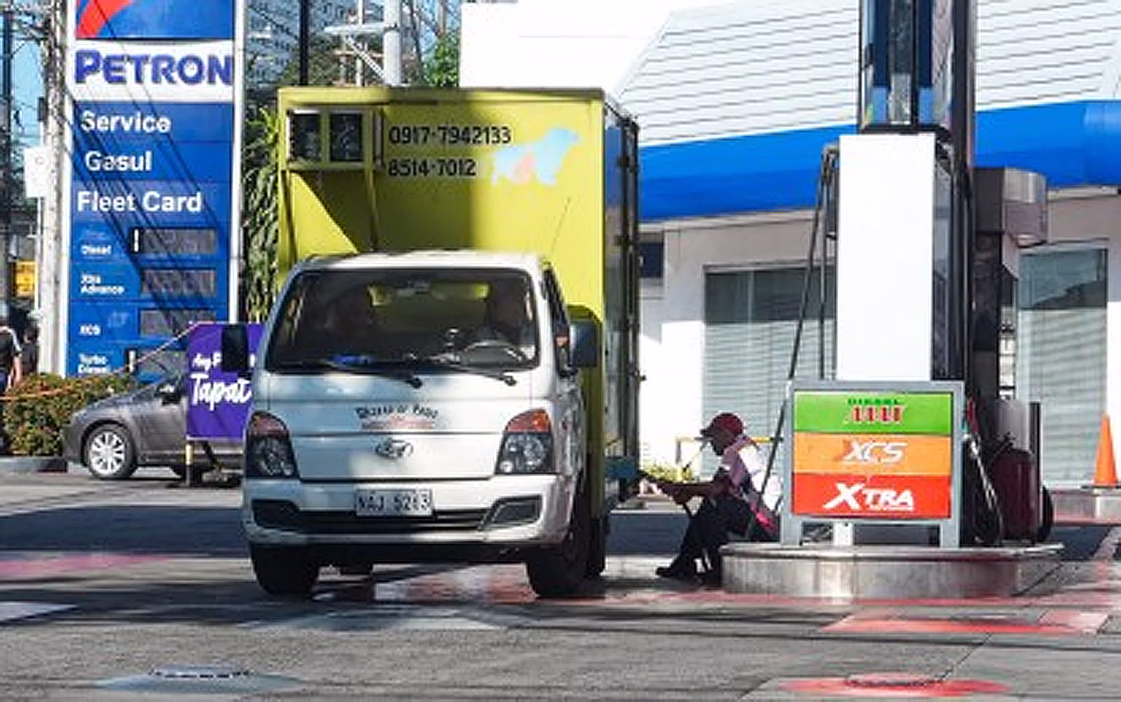 給油するトラック（資料写真）