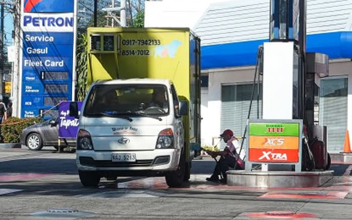 給油するトラック(資料写真)