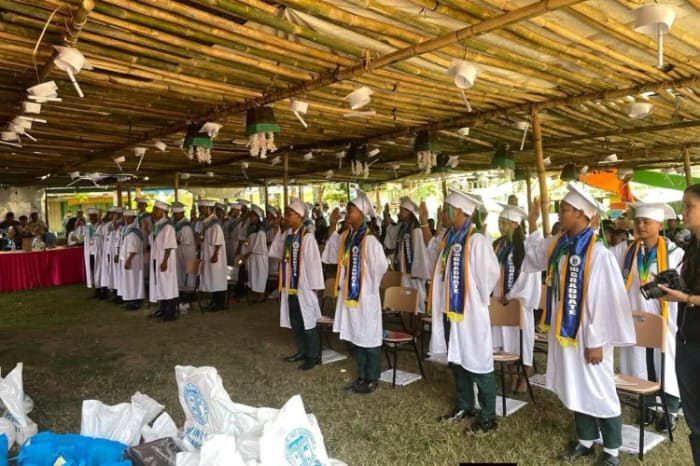 イロコス地域の公立高校卒業式(資料写真)