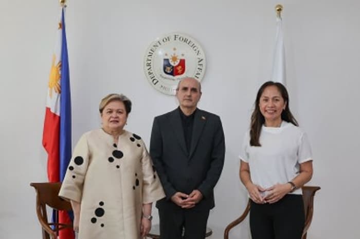 （左から）マリア・ラザロ外務大臣、イランのユセフ・エスマイルザデ駐フィリピン大使、シャロン・ガリン・エネルギー大臣