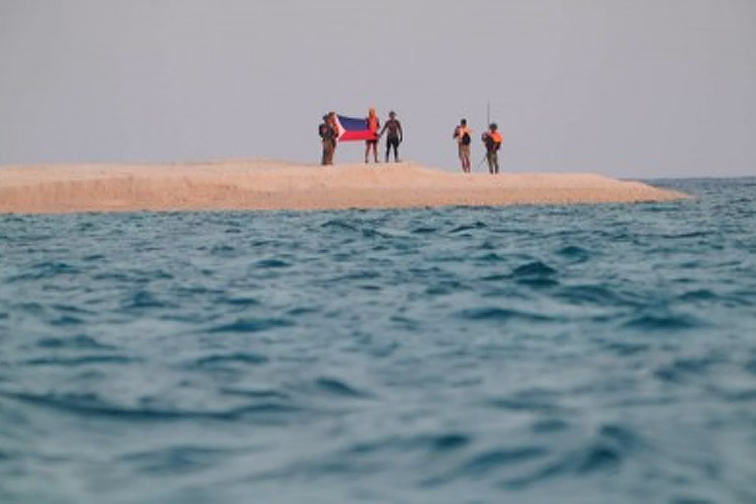 パグアサ島付近の砂州に掲げられたフィリピン国旗