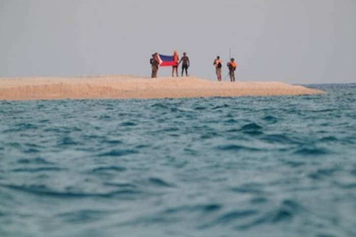 パグアサ島付近の砂州に掲げられたフィリピン国旗